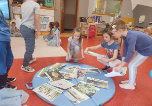 przedszkolaki podejmują próby czytania roślin i zwierząt